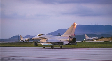 空军航空兵某旅组织飞行训练