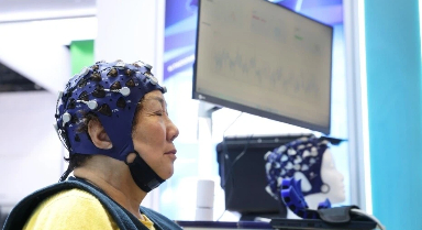 北京老博会上观众体验“智享银龄”