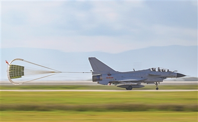 空军航空兵某旅组织飞行训练