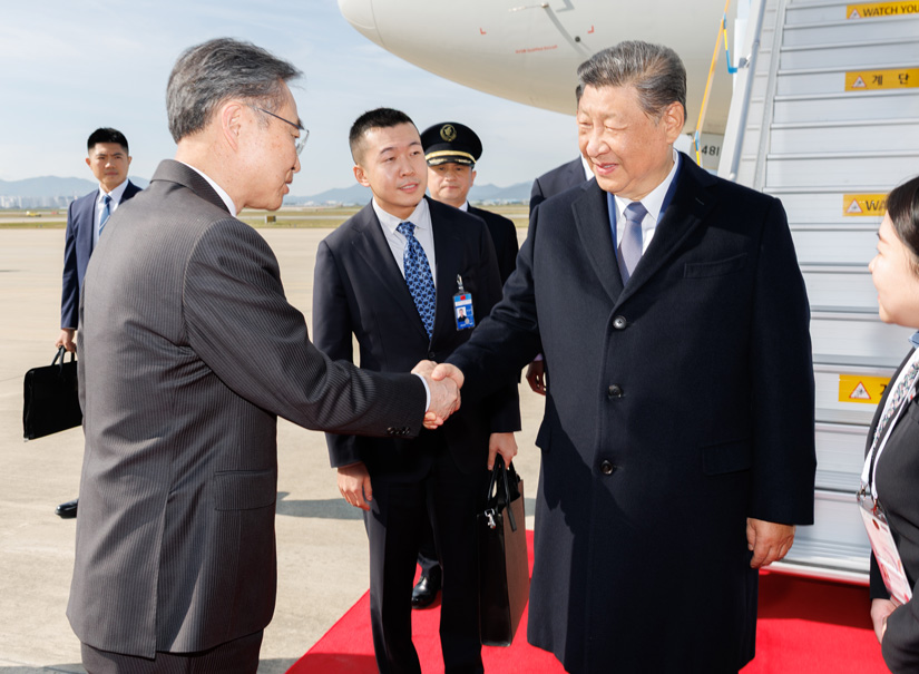 习近平抵达韩国出席APEC第三十二次领导人非正式会议并对韩国进行国事访问